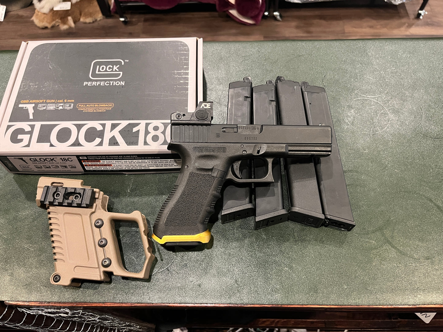 Glock 18C GBB Airsoft Pistol – Full Auto – Complete Set with Red Dot, 4 Extended Mags & Accessories