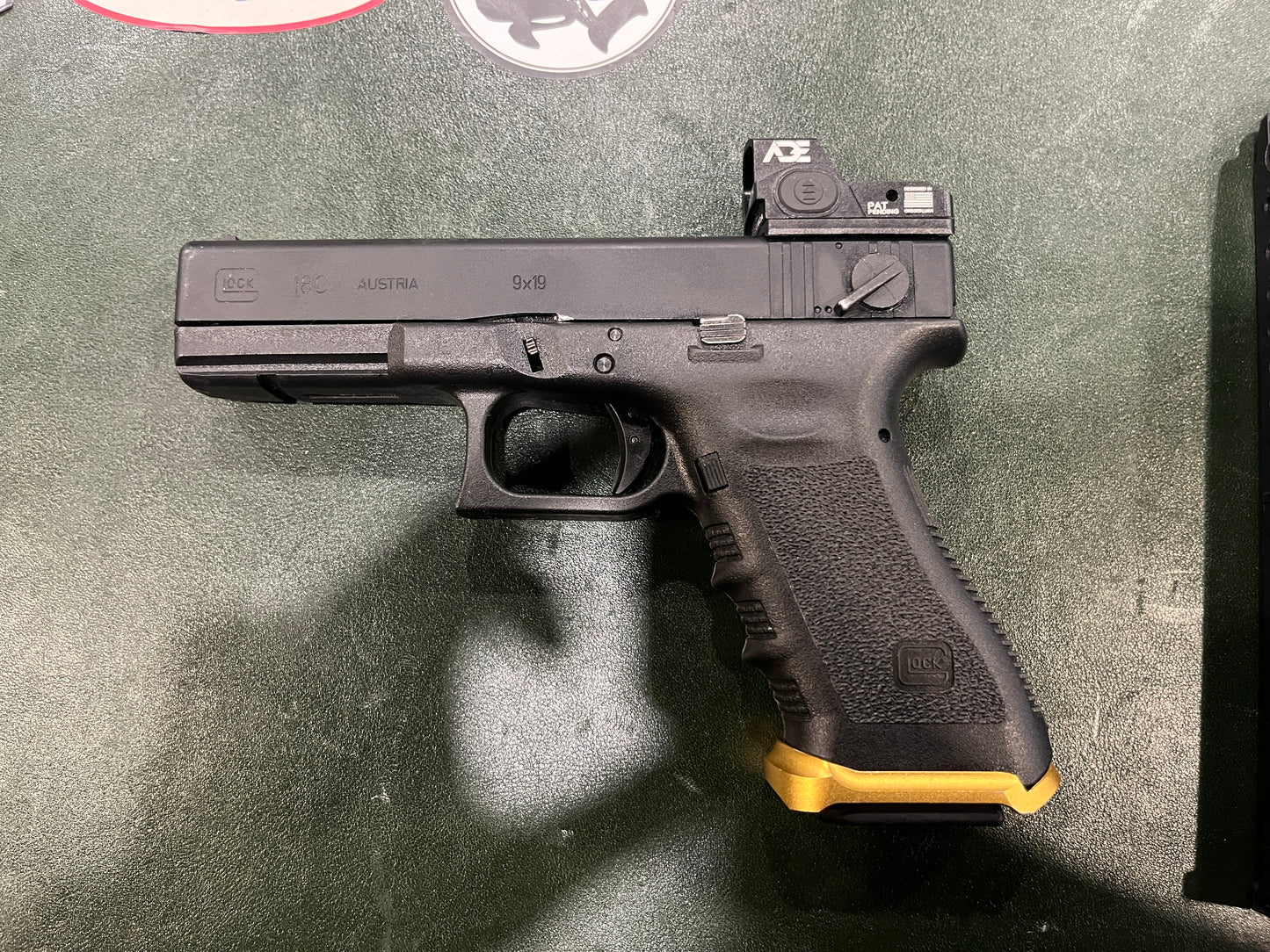 Glock 18C GBB Airsoft Pistol – Full Auto – Complete Set with Red Dot, 4 Extended Mags & Accessories