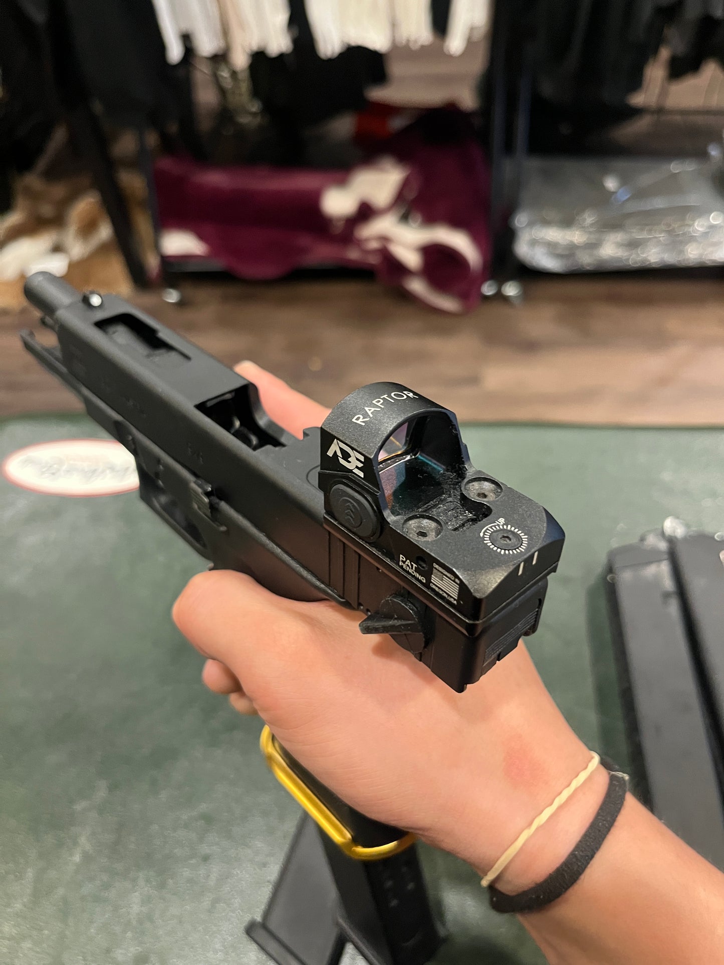 Glock 18C GBB Airsoft Pistol – Full Auto – Complete Set with Red Dot, 4 Extended Mags & Accessories