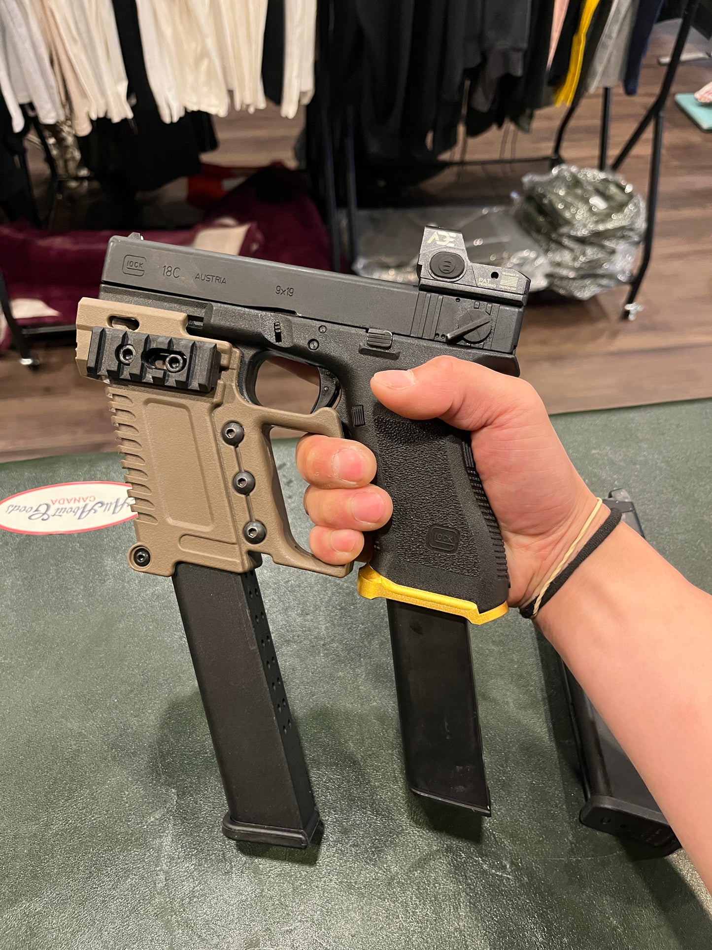 Glock 18C GBB Airsoft Pistol – Full Auto – Complete Set with Red Dot, 4 Extended Mags & Accessories