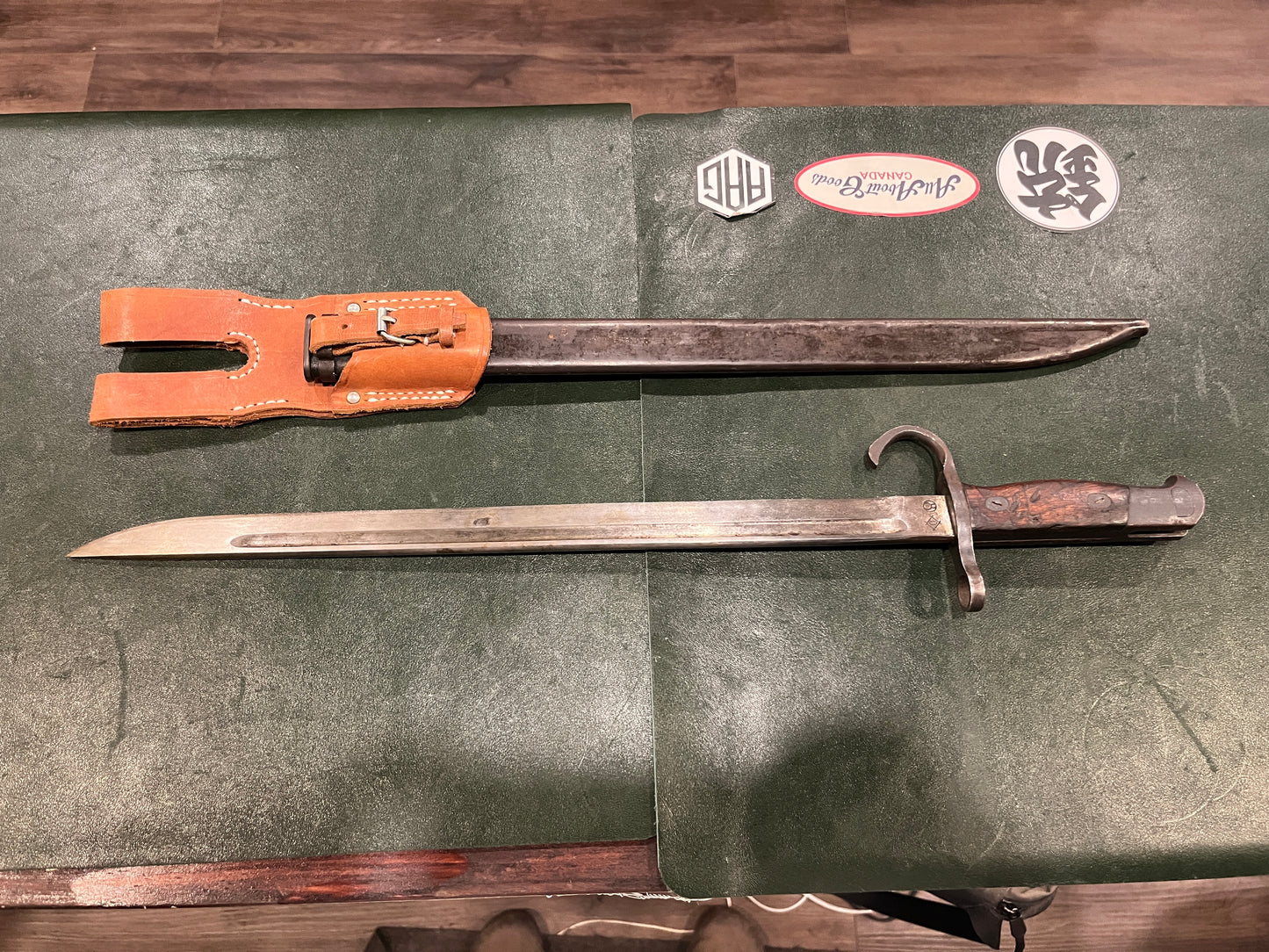 Baïonnette japonaise Type 30 de la Seconde Guerre mondiale avec fourreau en acier et porte-fourreau en cuir – Toyoda Automatic Loom Works (début de la guerre, quillon à crochet)