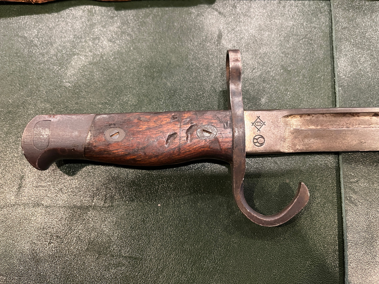 Baïonnette japonaise Type 30 de la Seconde Guerre mondiale avec fourreau en acier et porte-fourreau en cuir – Toyoda Automatic Loom Works (début de la guerre, quillon à crochet)