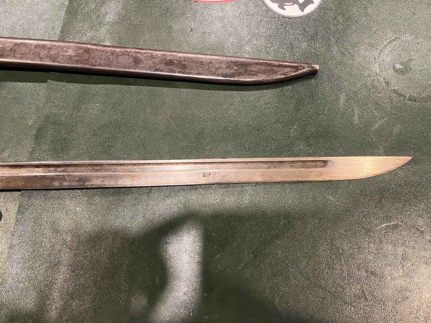 Baïonnette japonaise Type 30 de la Seconde Guerre mondiale avec fourreau en acier et porte-fourreau en cuir – Toyoda Automatic Loom Works (début de la guerre, quillon à crochet)