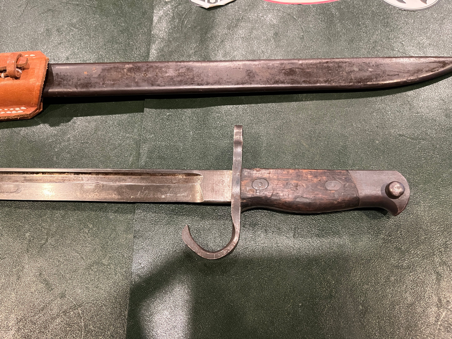 Baïonnette japonaise Type 30 de la Seconde Guerre mondiale avec fourreau en acier et porte-fourreau en cuir – Toyoda Automatic Loom Works (début de la guerre, quillon à crochet)
