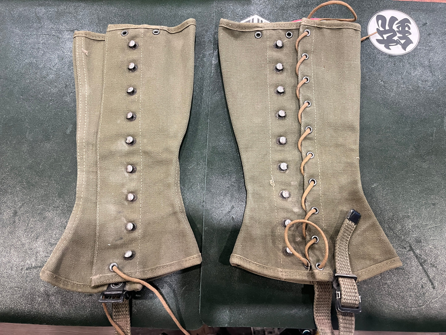 Guêtres militaires américaines en toile M-1938 de la Seconde Guerre mondiale – Paire datée de 1943