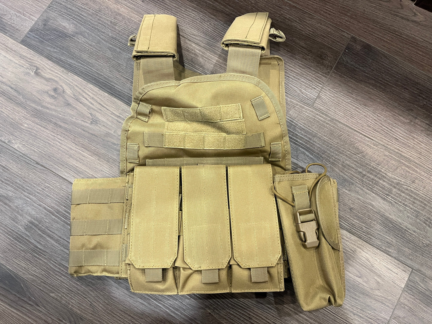 Gilet tactique universel MOLLE | Triple pochette pour chargeur • Poche radio • Noir/beige