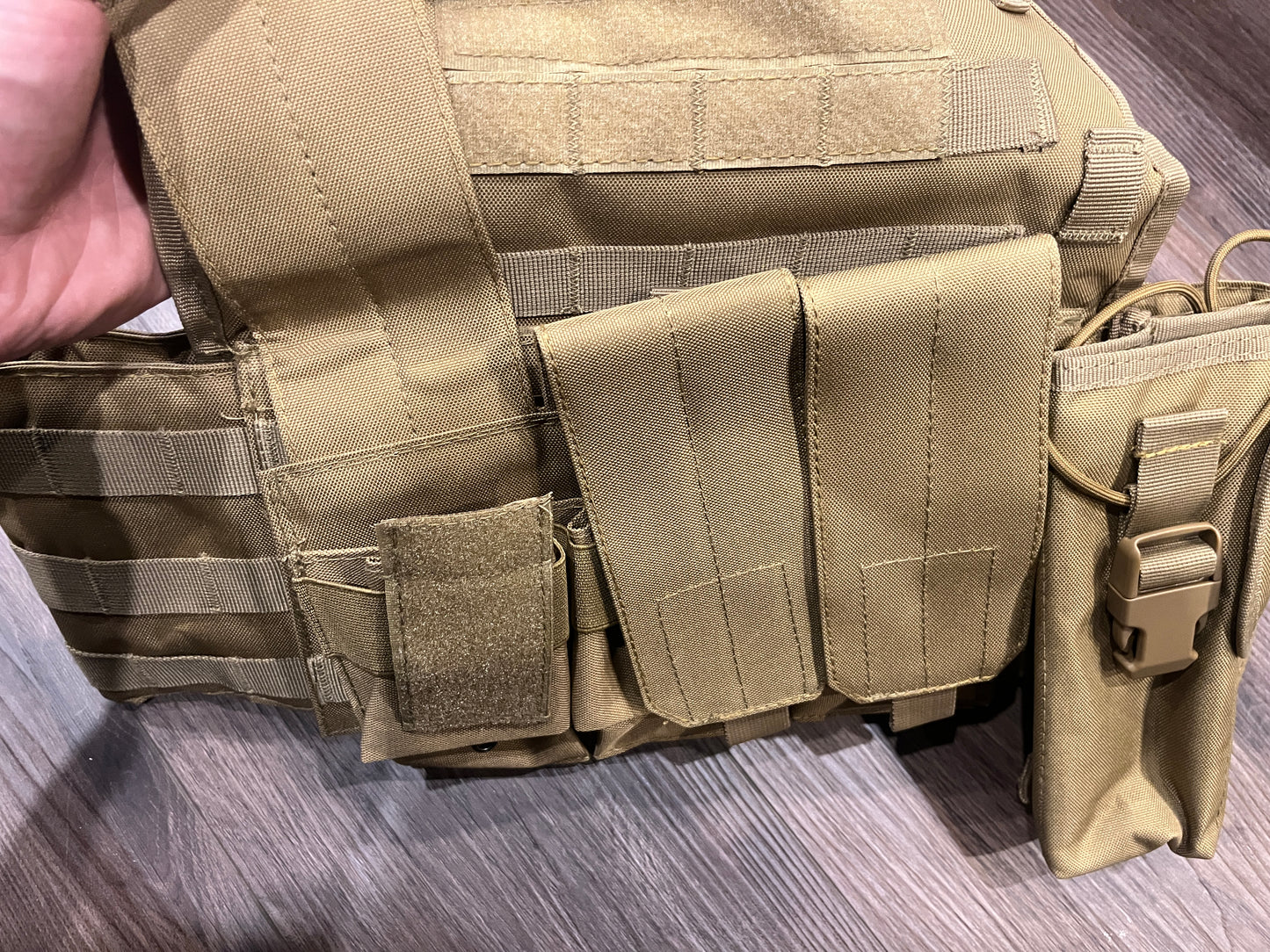 Gilet tactique universel MOLLE | Triple pochette pour chargeur • Poche radio • Noir/beige