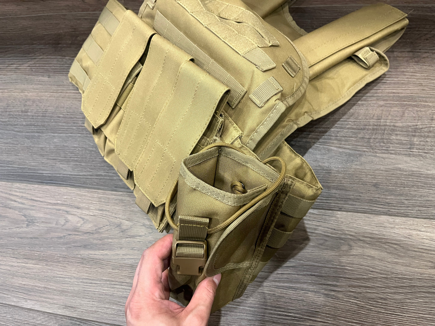 Gilet tactique universel MOLLE | Triple pochette pour chargeur • Poche radio • Noir/beige