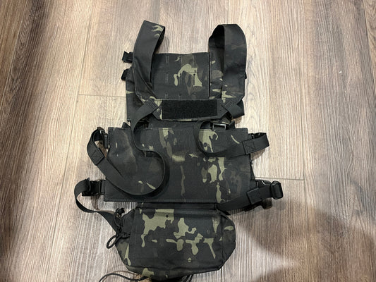 Multicam-Black 战术胸挂背心 — 通用/可调节 • 三重弹匣 + 袋