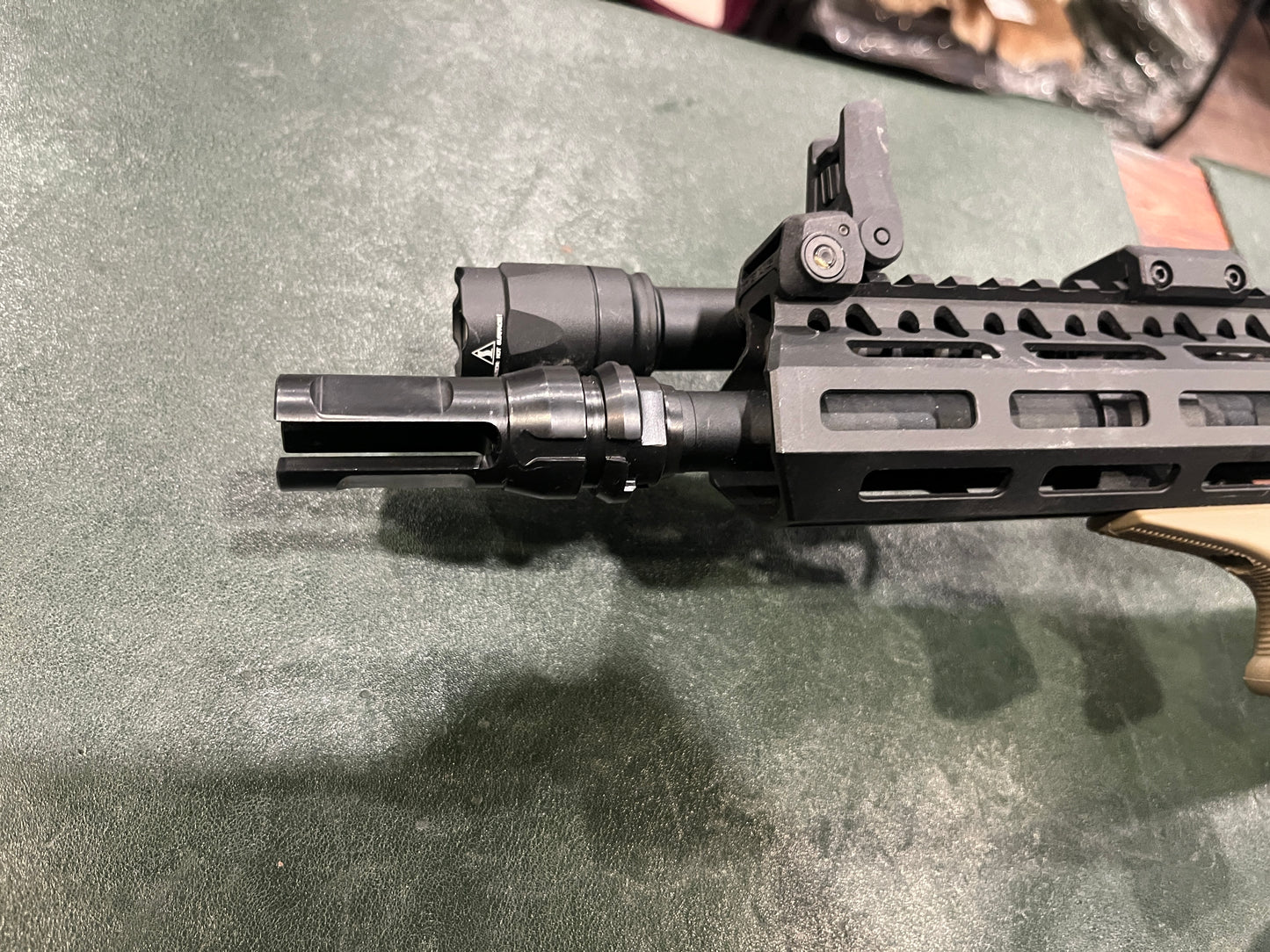 AR-Style 6mm Airsoft Rifle with M-LOK Handguard, Red Dot Sight & Weapon Light – FDE / Black