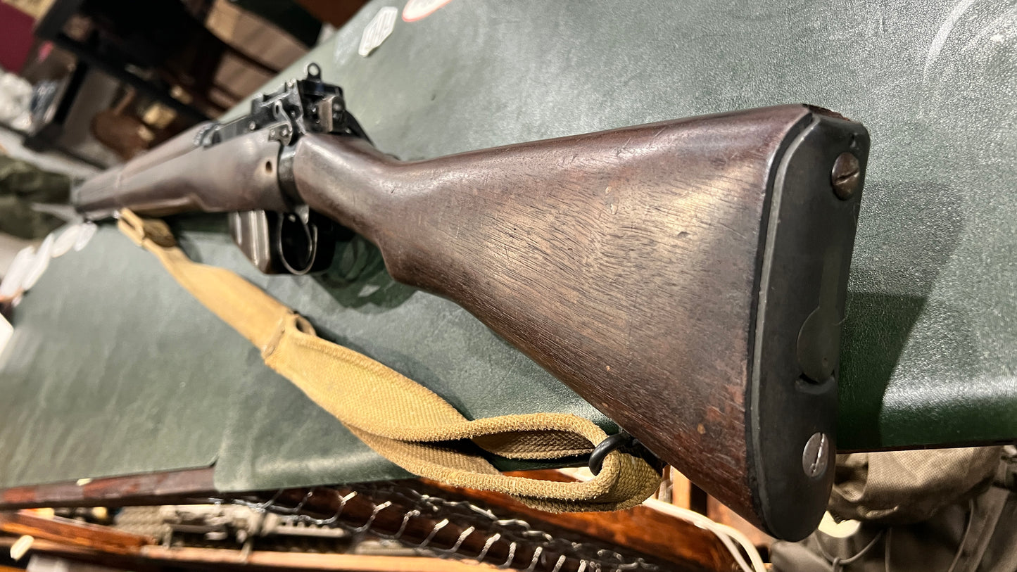 Fusil Lee-Enfield n° 4 Mk I Long Branch de 1943 – Tous assortis (boîtier, culasse et chargeur)