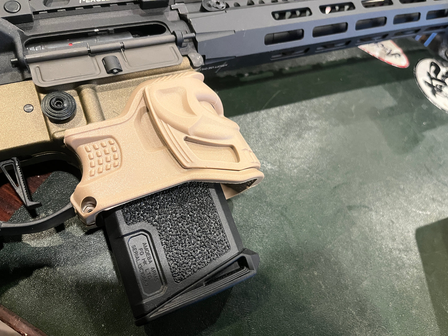 Kit cache-puits de chargeur et poignée de crosse style AR – Design tête de mort, polymère, compatible avec la plupart des puits de chargeurs de plateformes AR (compatible Airsoft/Carabine)