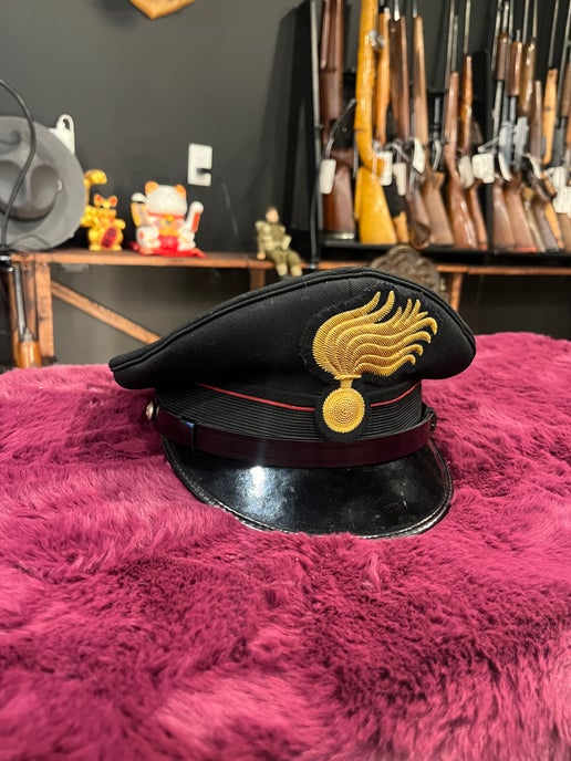 Chapeau de police italien vintage