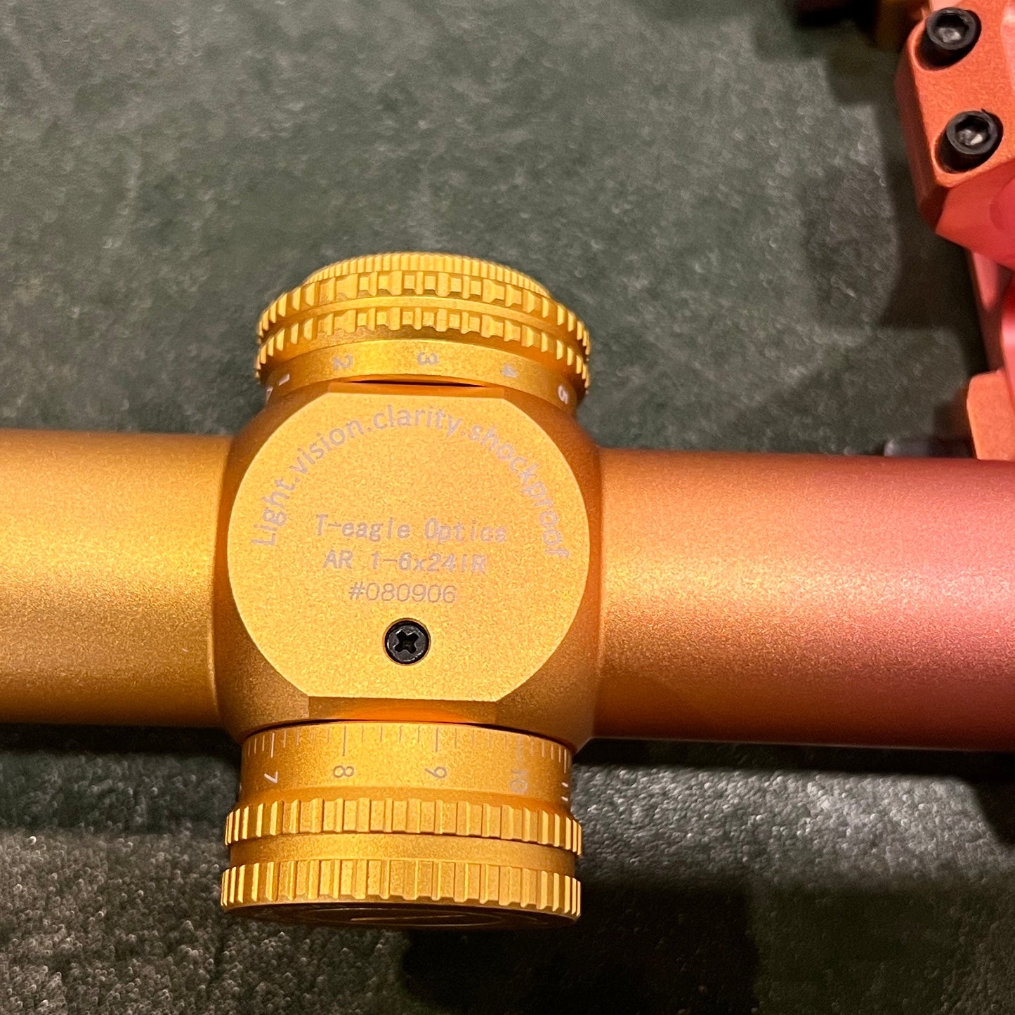 T-Eagle 1-6X 瞄准镜 粉色和金色