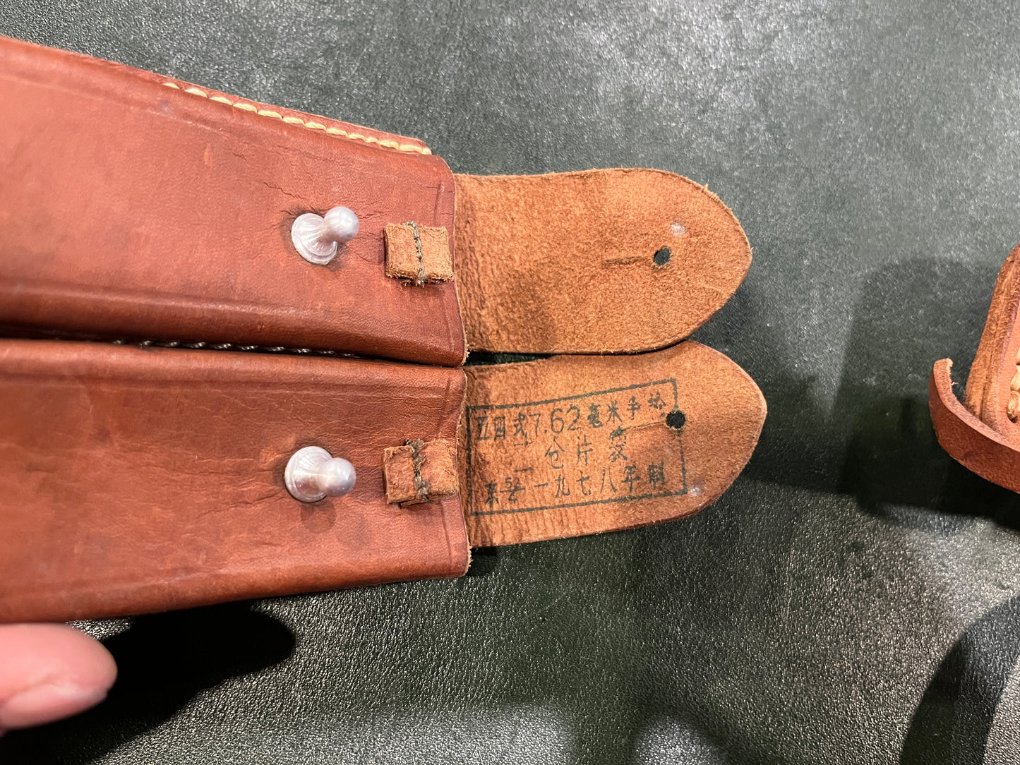 Étui en cuir pour pistolet Tokarev chinois Type 54 avec étui pour chargeur et sangle – Édition militaire datée