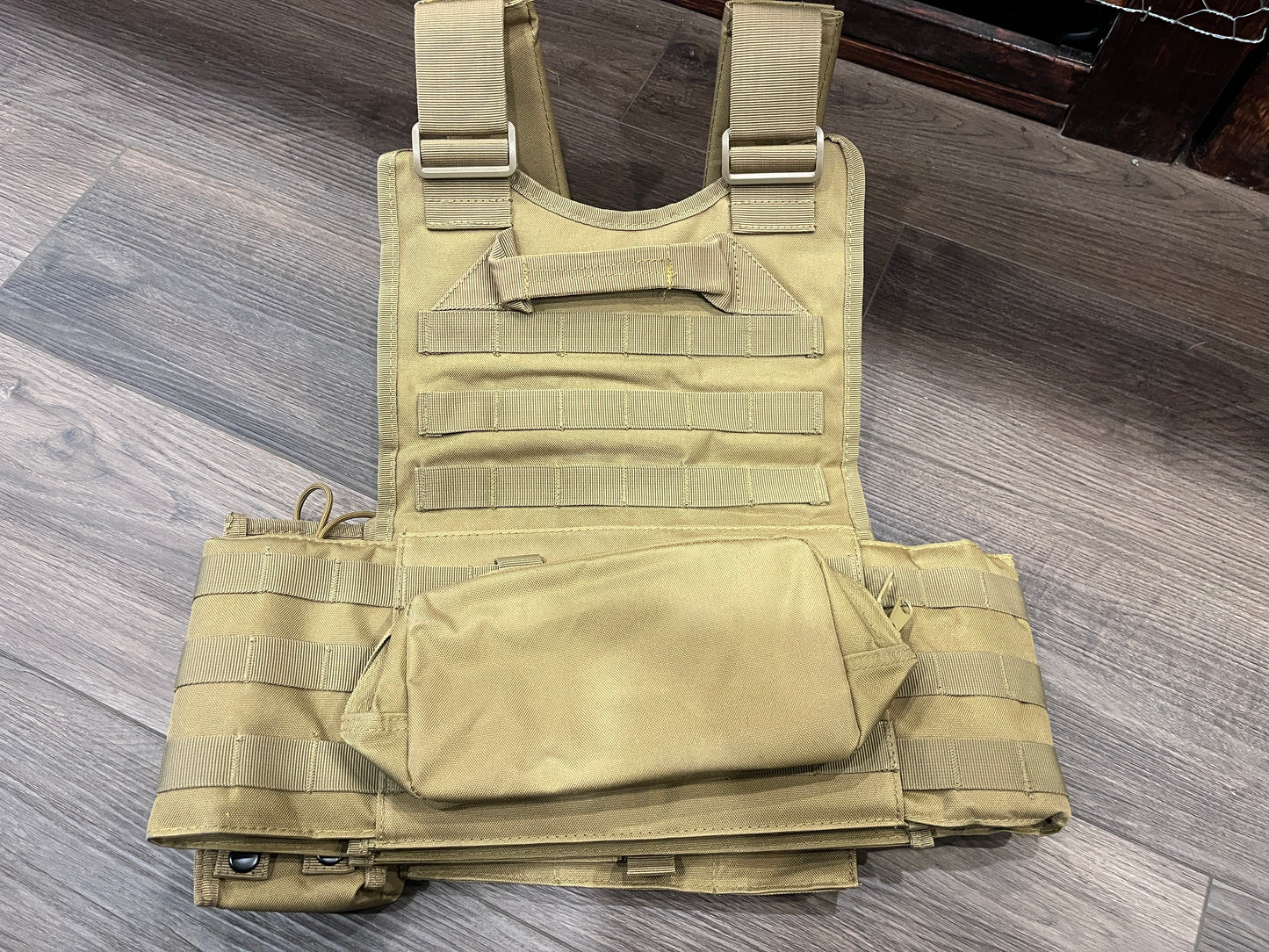 Gilet tactique universel MOLLE | Triple pochette pour chargeur • Poche radio • Noir/beige