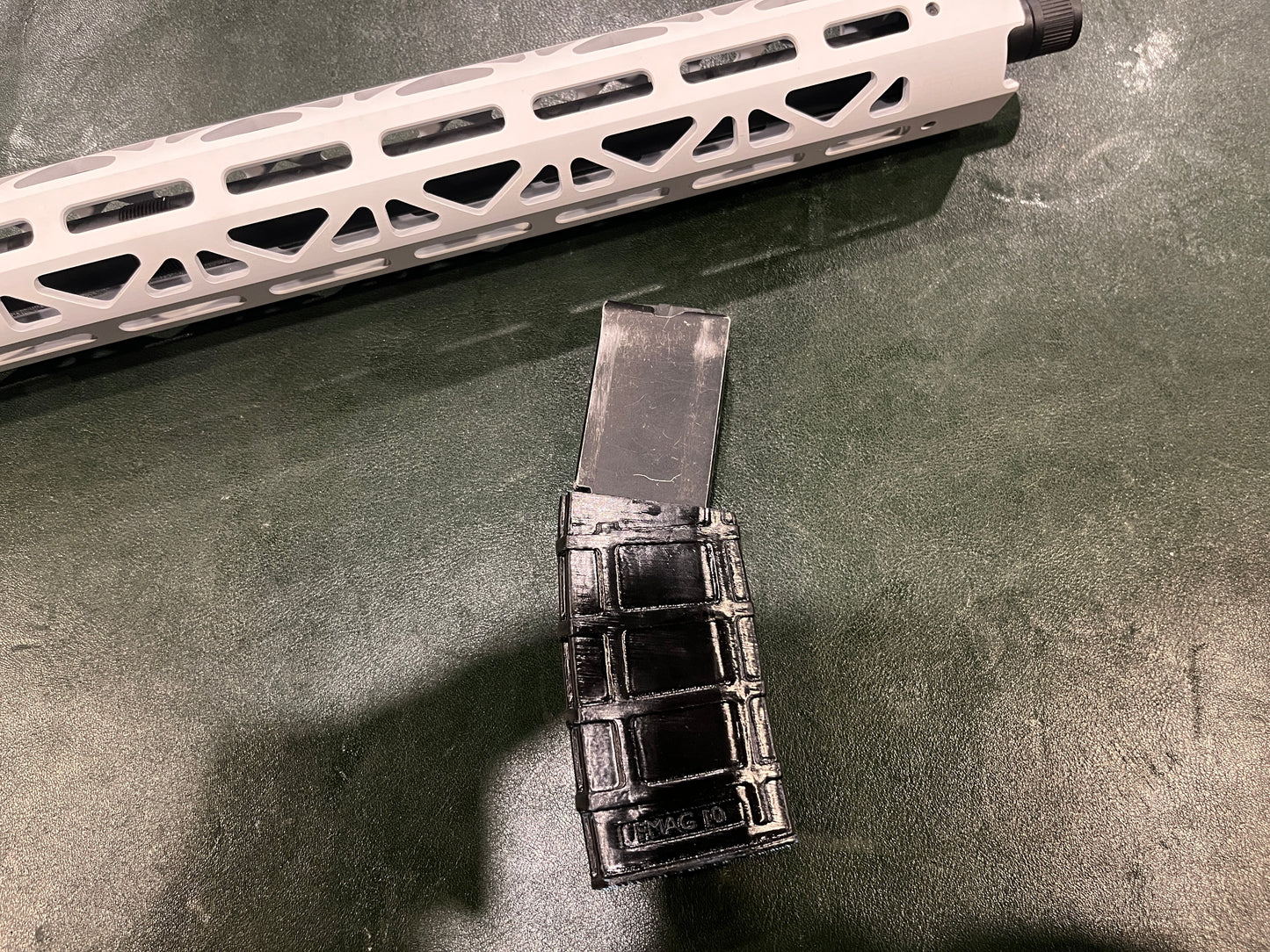 Derya TM-22 — Neuf dans sa boîte (jamais tiré) — Comprend les accessoires d'origine + un couvercle de chargeur imprimé en 3D gratuit