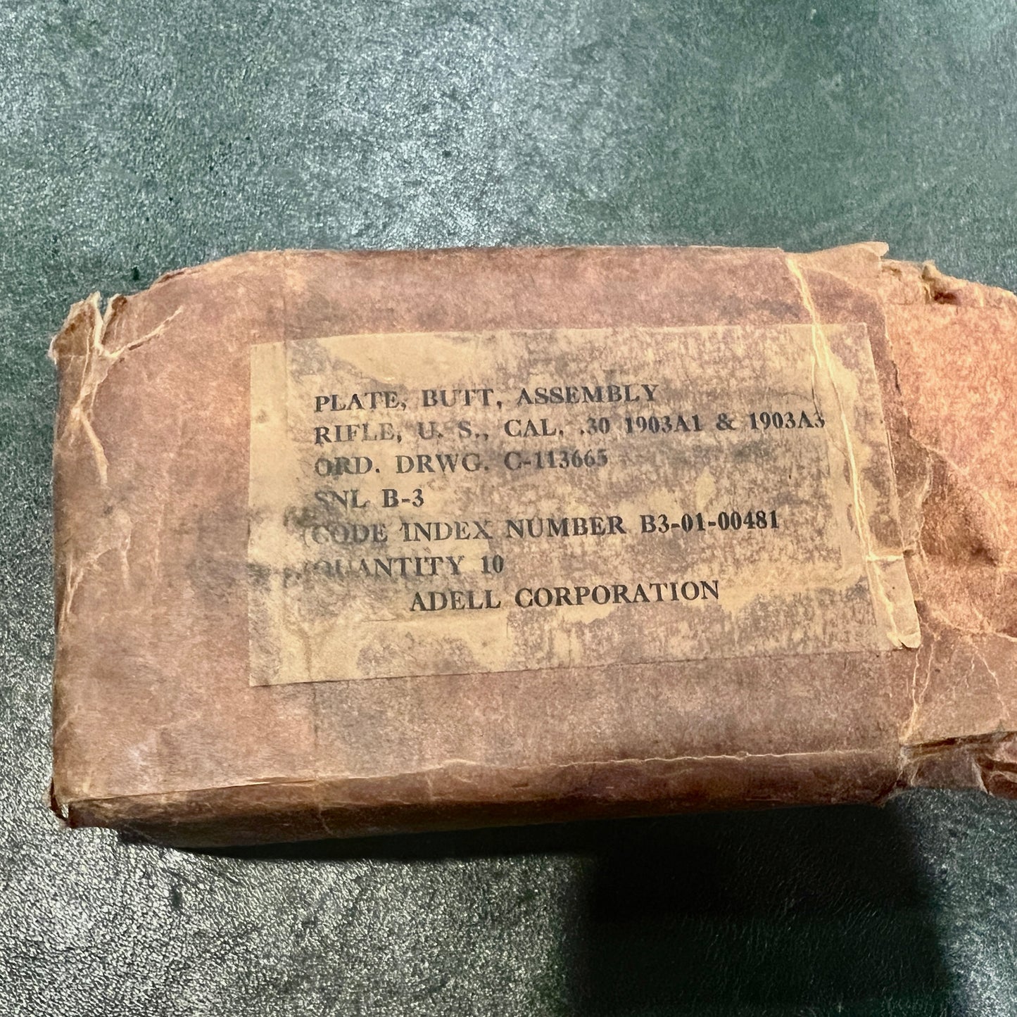 Plaque de couche fraisée neuve de stock militaire américain Springfield M1903 / M1903A3, dans sa cosmoline d'origine