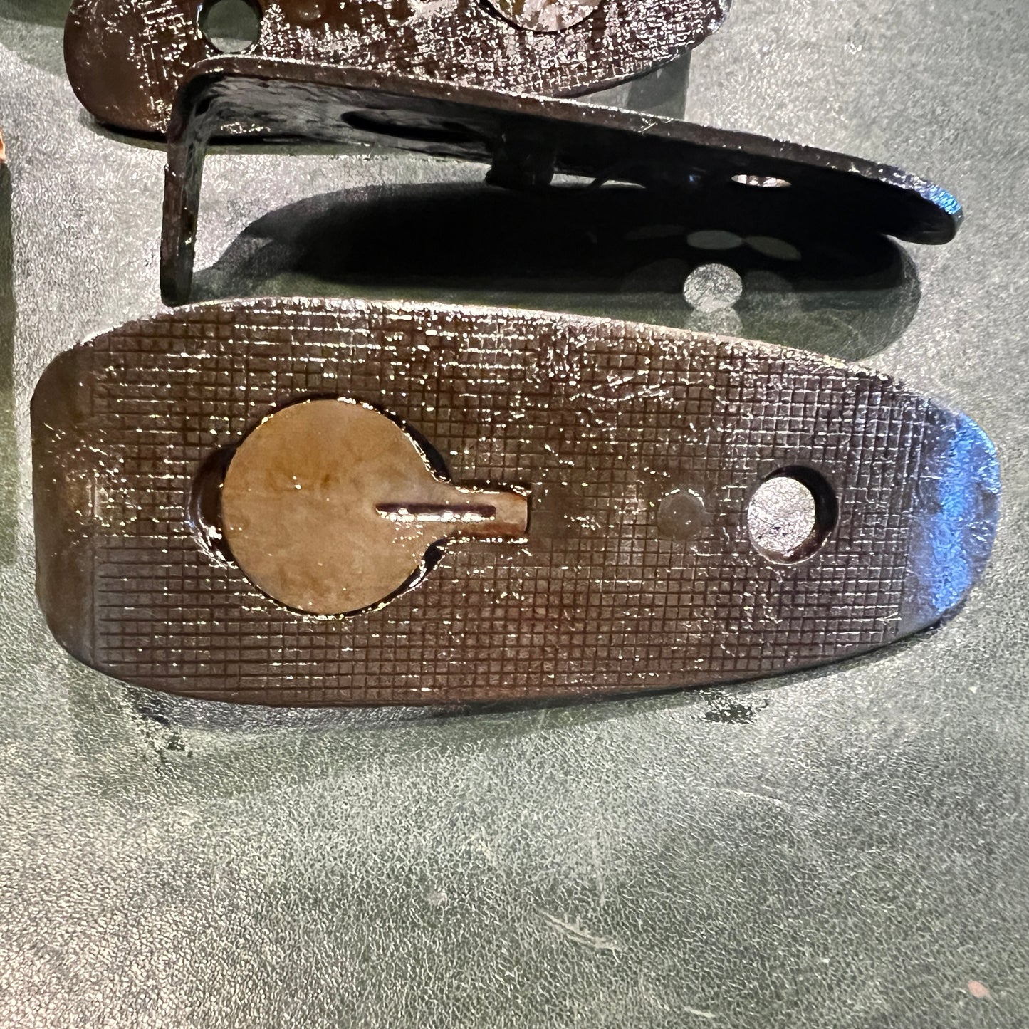 Plaque de couche fraisée neuve de stock militaire américain Springfield M1903 / M1903A3, dans sa cosmoline d'origine