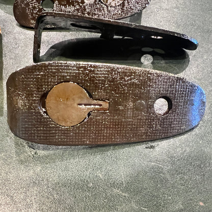 Plaque de couche fraisée neuve de stock militaire américain Springfield M1903 / M1903A3, dans sa cosmoline d'origine
