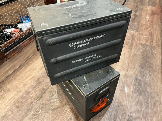 Boîte à munitions militaire en métal | Construction en acier | Style surplus militaire | Bon état