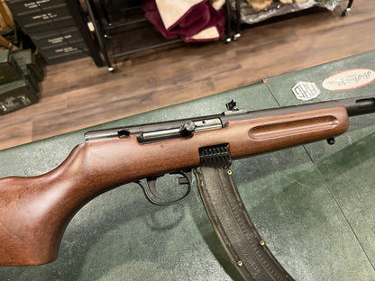(补货) 全新Pietta PPS-50 .22 LR半自动步枪，带木制枪托和30发弹匣，从未开火