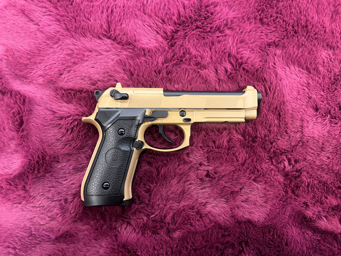 Pistolet airsoft style Taurus PT92, finition beige - Billes BB 6 mm
