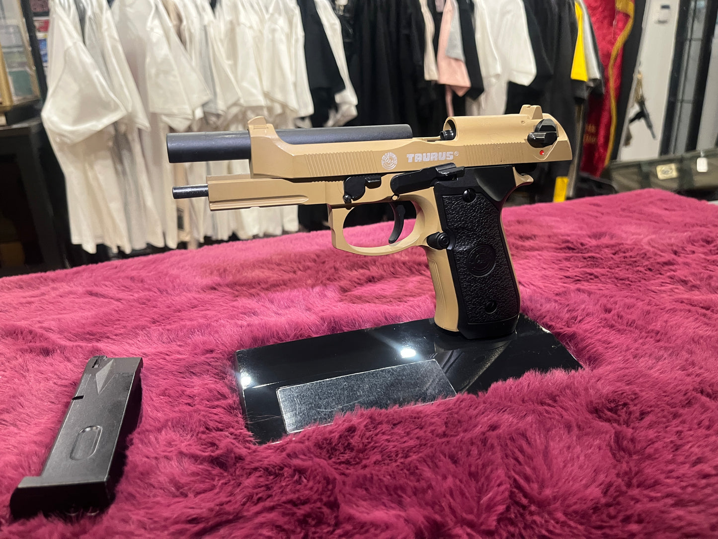 Pistolet airsoft style Taurus PT92, finition beige - Billes BB 6 mm