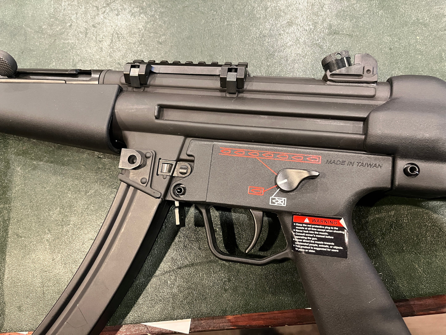 MP5式固定枪托带顶部导轨的全尺寸电动气枪