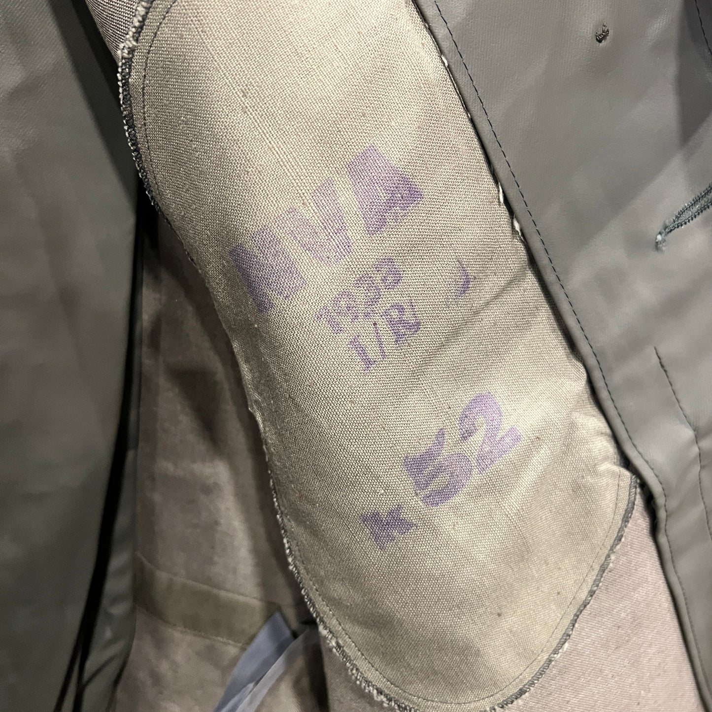 Imperméable et pantalon NVA est-allemands – Taille K52 – Époque de la guerre froide – Neuf d'occasion