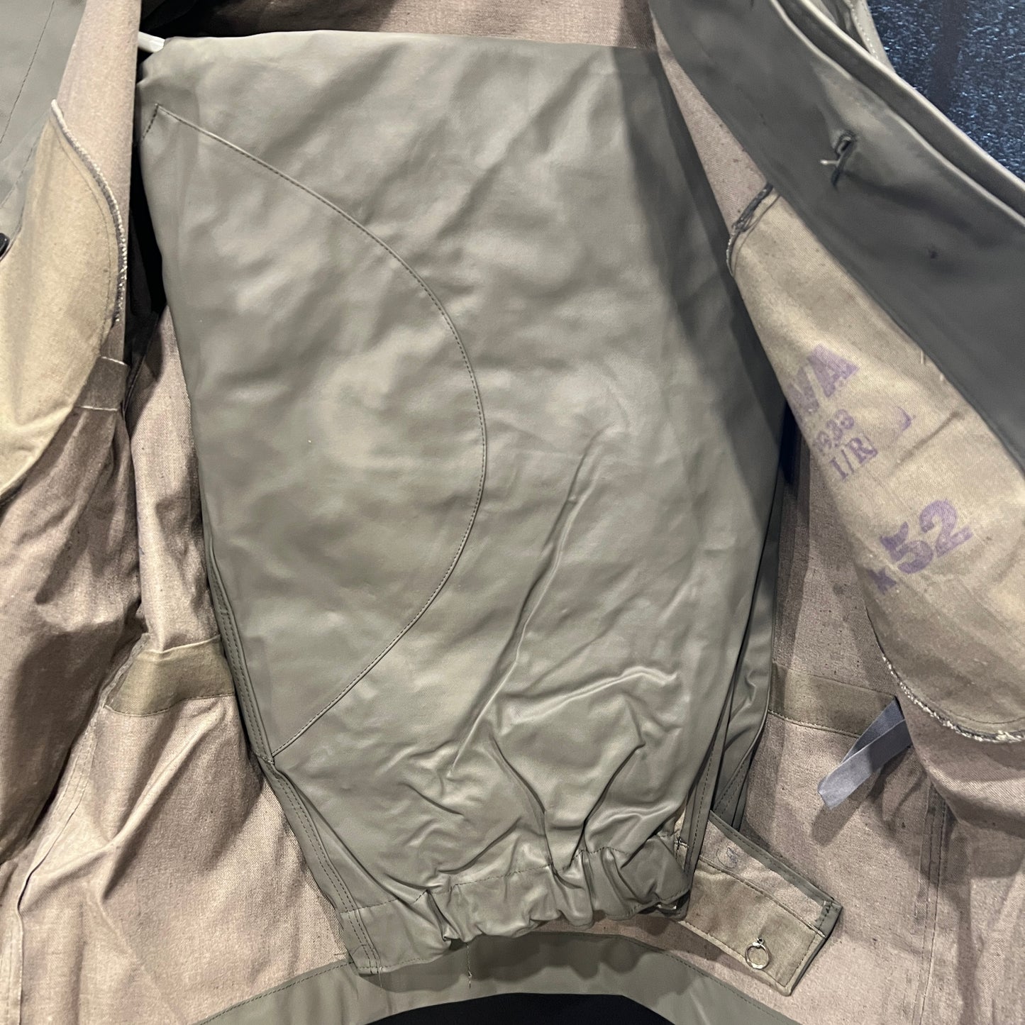 Imperméable et pantalon NVA est-allemands – Taille K52 – Époque de la guerre froide – Neuf d'occasion