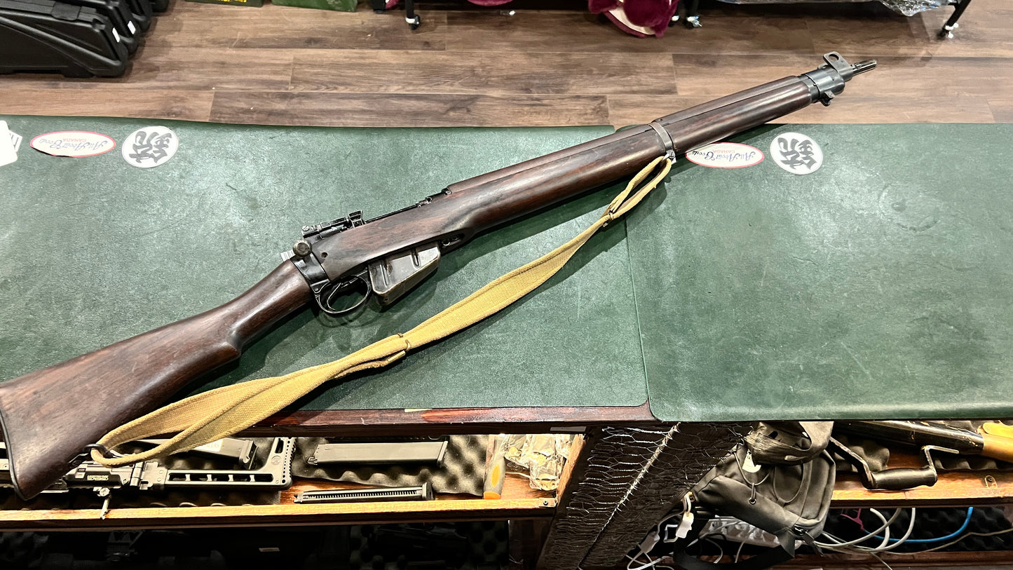 Fusil Lee-Enfield n° 4 Mk I Long Branch de 1943 – Tous assortis (boîtier, culasse et chargeur)