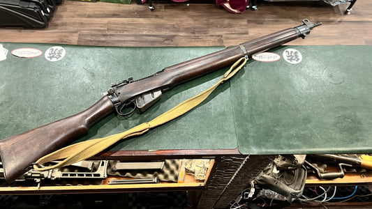 Fusil Lee-Enfield n° 4 Mk I Long Branch de 1943 – Tous assortis (boîtier, culasse et chargeur)