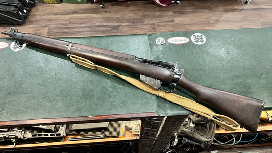 Fusil Lee-Enfield n° 4 Mk I Long Branch de 1943 – Tous assortis (boîtier, culasse et chargeur)
