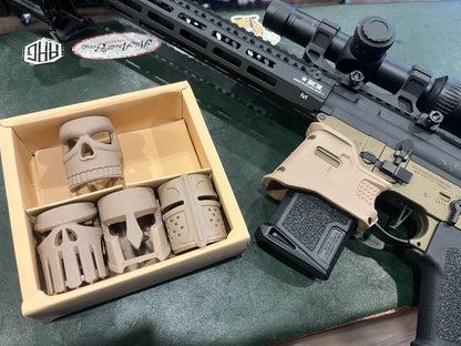 Kit cache-puits de chargeur et poignée de crosse style AR – Design tête de mort, polymère, compatible avec la plupart des puits de chargeurs de plateformes AR (compatible Airsoft/Carabine)