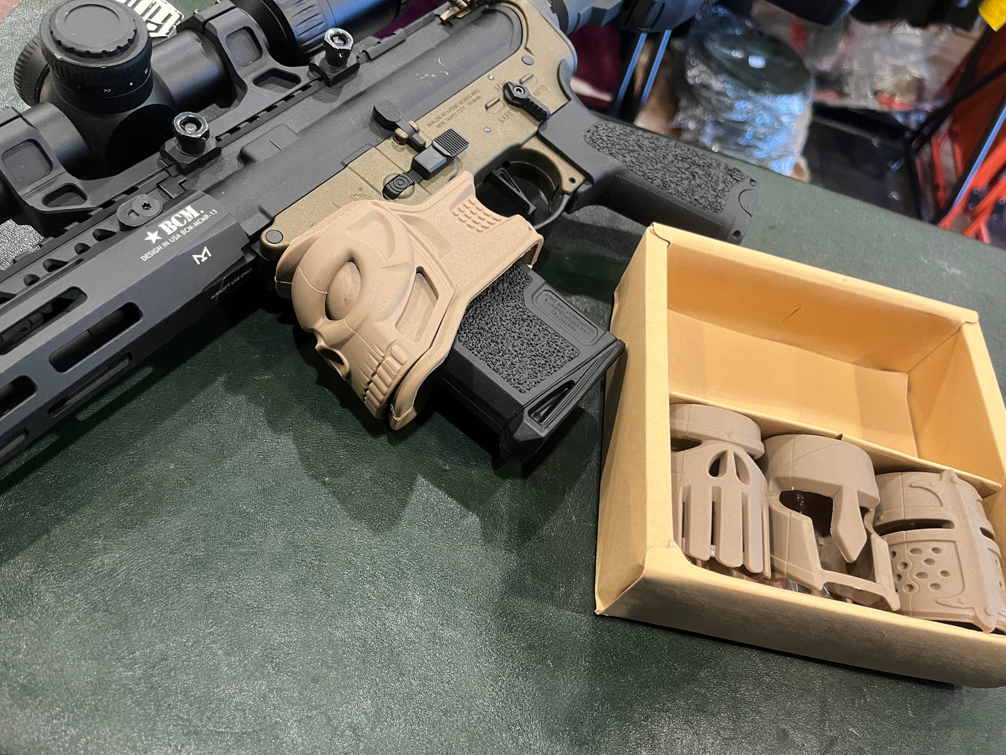 Kit cache-puits de chargeur et poignée de crosse style AR – Design tête de mort, polymère, compatible avec la plupart des puits de chargeurs de plateformes AR (compatible Airsoft/Carabine)