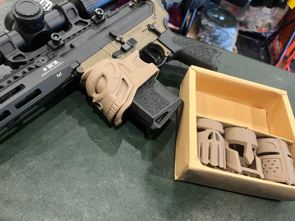 Kit cache-puits de chargeur et poignée de crosse style AR – Design tête de mort, polymère, compatible avec la plupart des puits de chargeurs de plateformes AR (compatible Airsoft/Carabine)