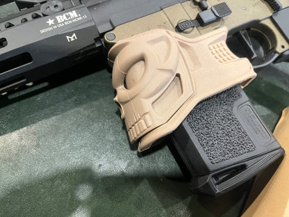 Kit cache-puits de chargeur et poignée de crosse style AR – Design tête de mort, polymère, compatible avec la plupart des puits de chargeurs de plateformes AR (compatible Airsoft/Carabine)