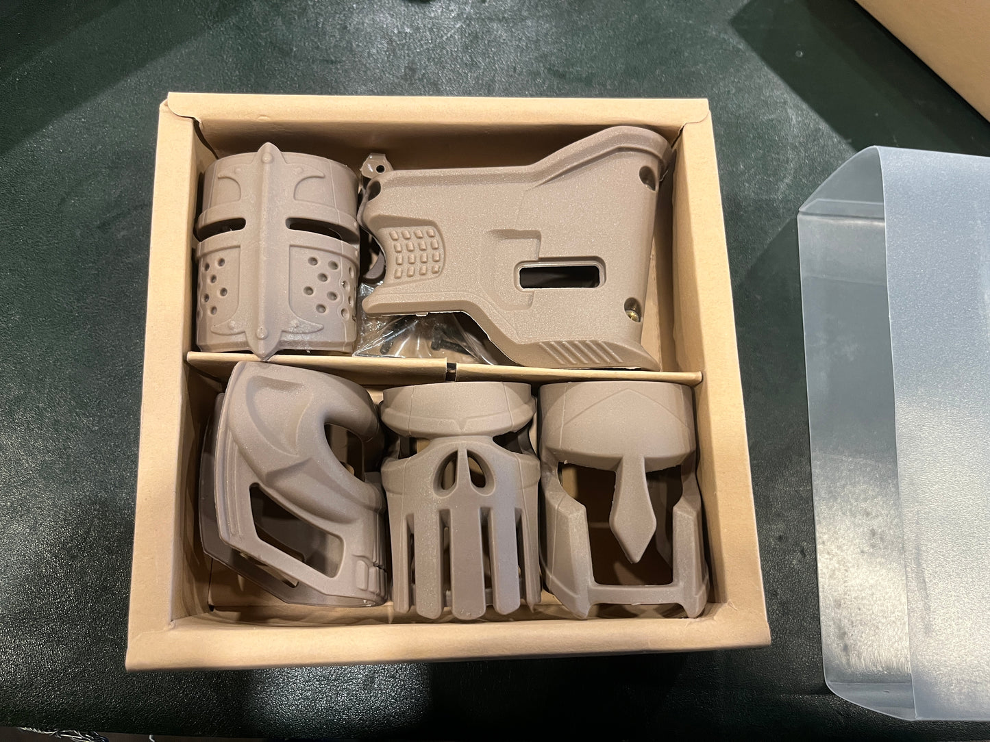 Kit cache-puits de chargeur et poignée de crosse style AR – Design tête de mort, polymère, compatible avec la plupart des puits de chargeurs de plateformes AR (compatible Airsoft/Carabine)