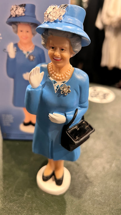 Figurine de la Reine solaire agitant la main – Objet de collection de la reine Elizabeth II (18 cm de haut)