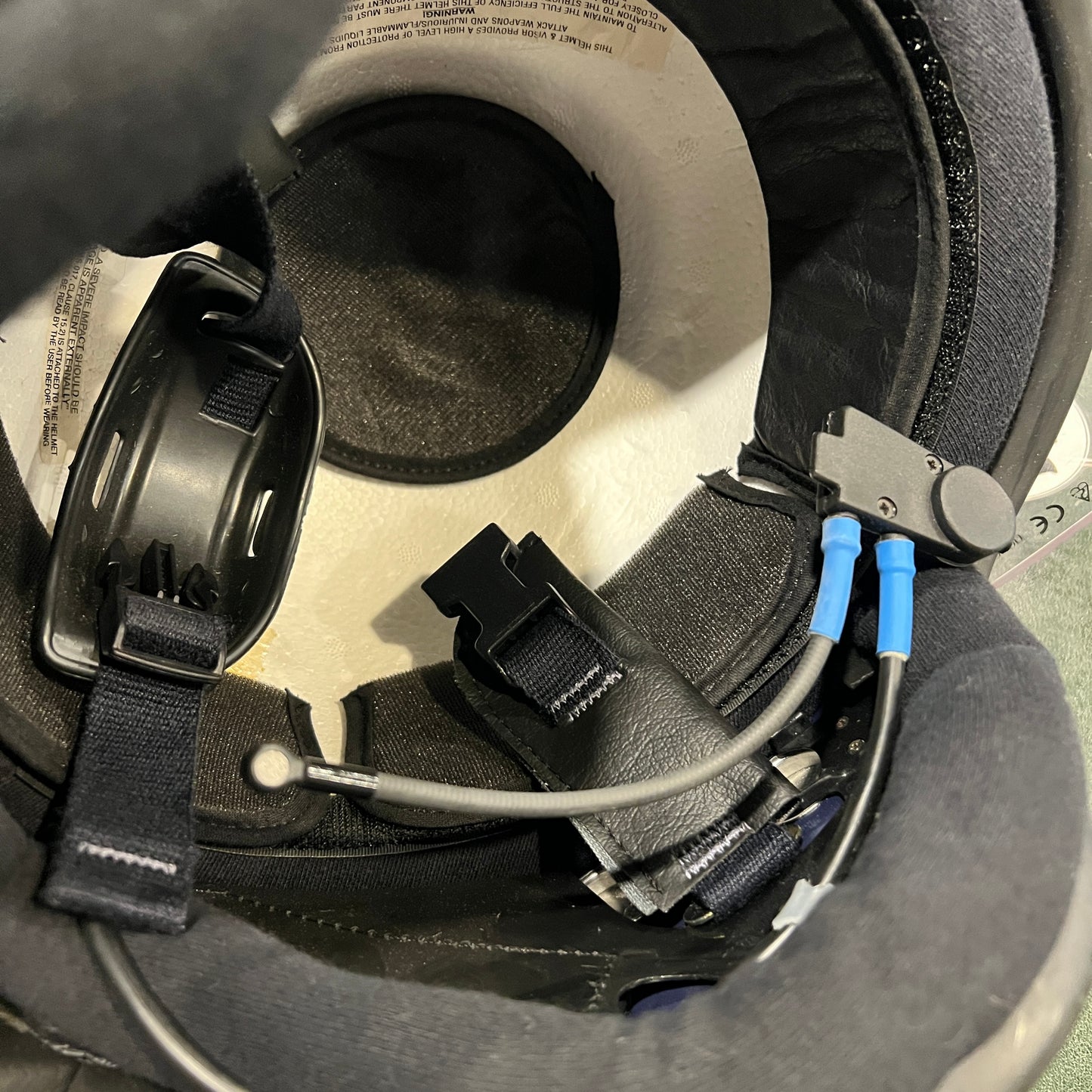 Casque antiémeute de la police britannique avec visière et système de communication – Taille 4 (600–610 mm)