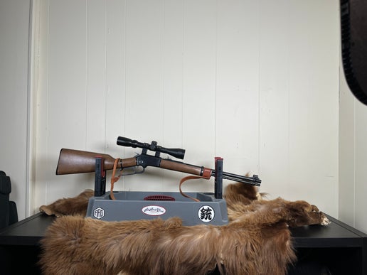 Chiappa 型号 LA322 .22LR 杠杆式步枪，带瞄准镜和枪带